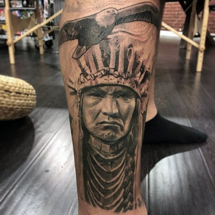 idée tatouage pour homme, dessin en encre sur jambe à motifs indiens, dessin autochtone et aigle