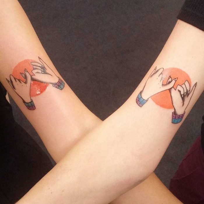 tatouage couleur, tattoo symbolique sur les mains à design meilleures amiés, dessin mains féminins symboliques