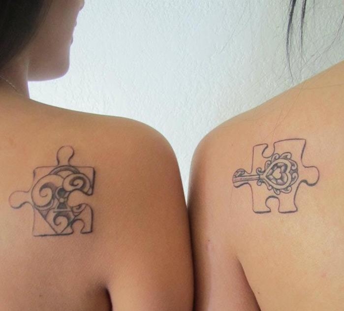 motif tatouage, art corporel en encre sur les épaules, tatouage à design amitié avec morceaux de puzzle