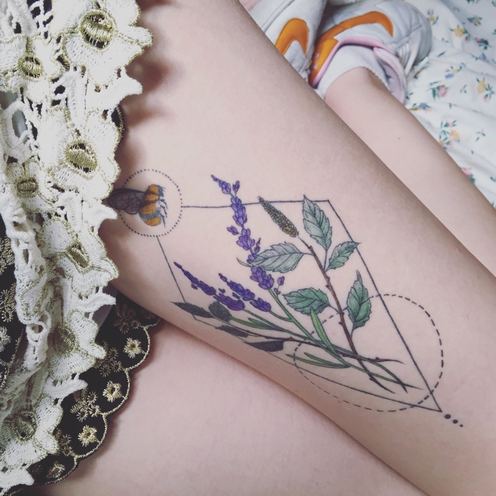un tatouage geometrique délicat associant le motif floral et les lignes géométriques