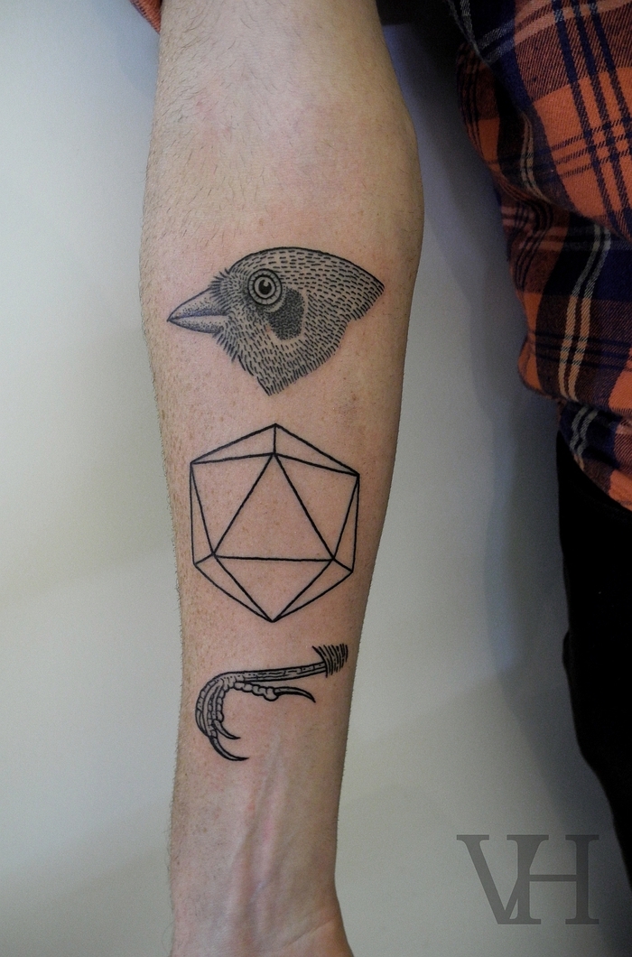 un tatouaga homme bras au design décomposé vertical représentant un diamant et un oiseau vorace