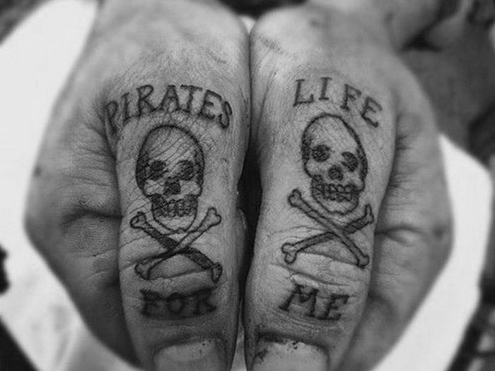 tatouage pirate tete de mort sur les doigts