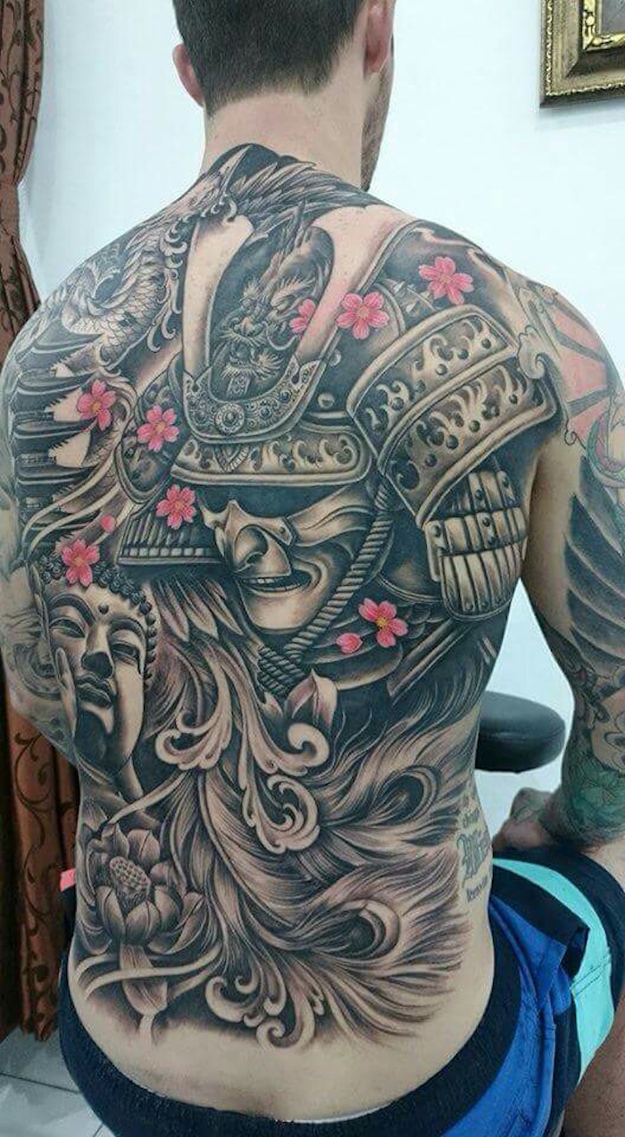 grand tatouage japonais dans le dos avec symboles japon samurai