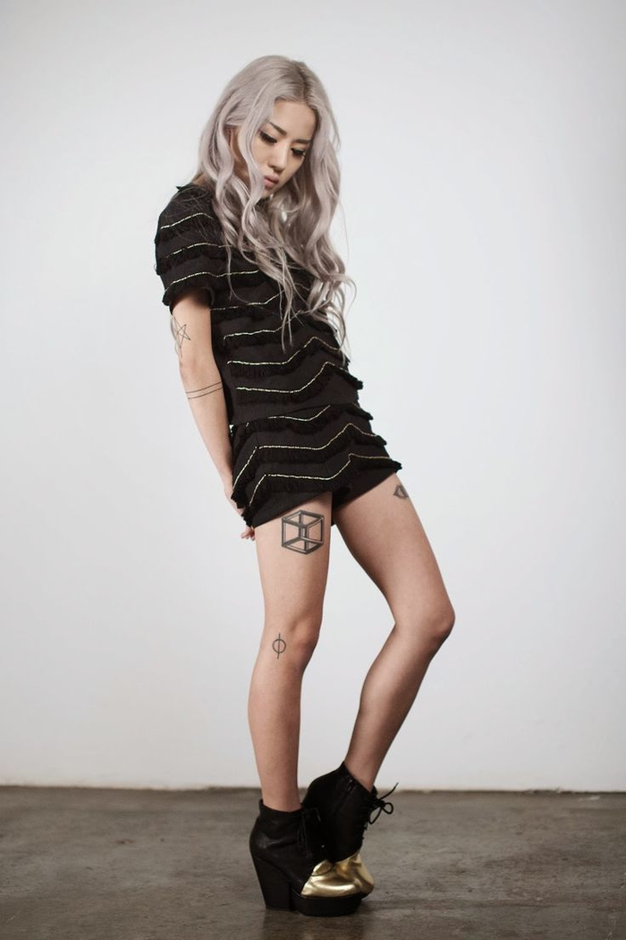 les plus jolis tatouages femme de style minimaliste, des tatouages géométriques féminins réalisés sur les jambes et les bras