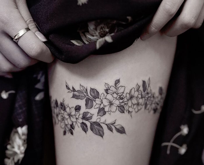 tatouage tour de cuisse femme couronne fleurs tattoo jambe