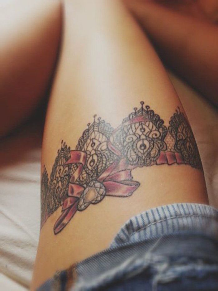 tatouage jarretière cuisse avec tattoo noeud jambe femme