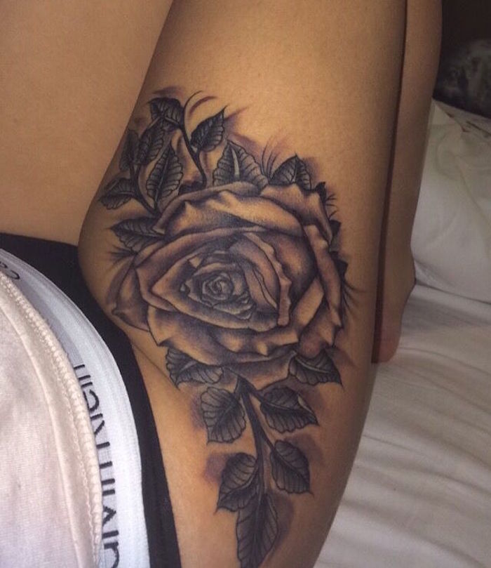 tatoo cuisse femme tatouage rose haut jambe