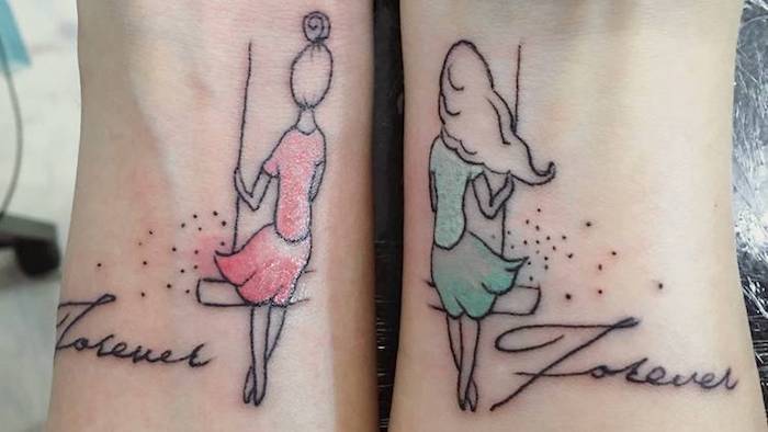 tatouage femme, dessin en couleurs sur les poignets, tatouage amitié avec silhouettes féminines sur balançoires