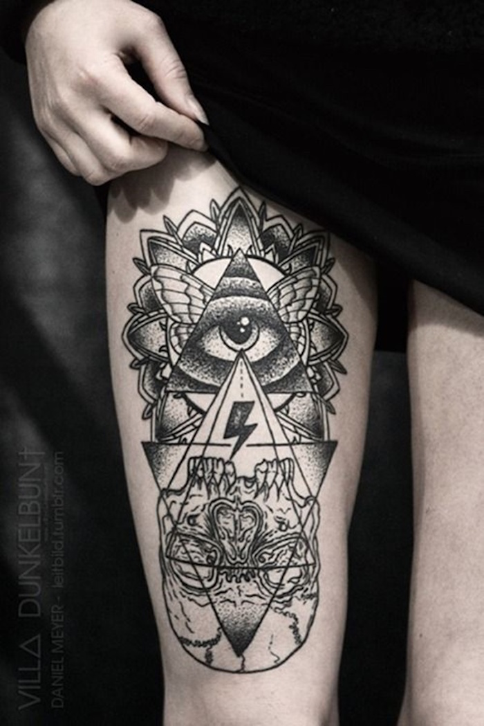 tatouage tour de cuisse femme noir et blanc triangle pyramide illuminati