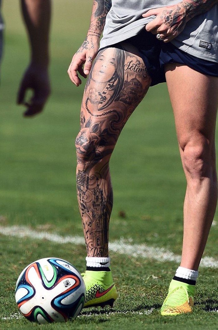 tatouage meireles jambe tattoo footballeur noir et blanc