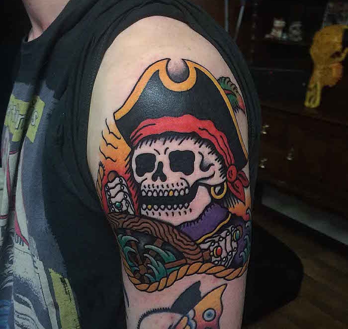 tattoo pirates tatouage tete de mort pirate sur le bras