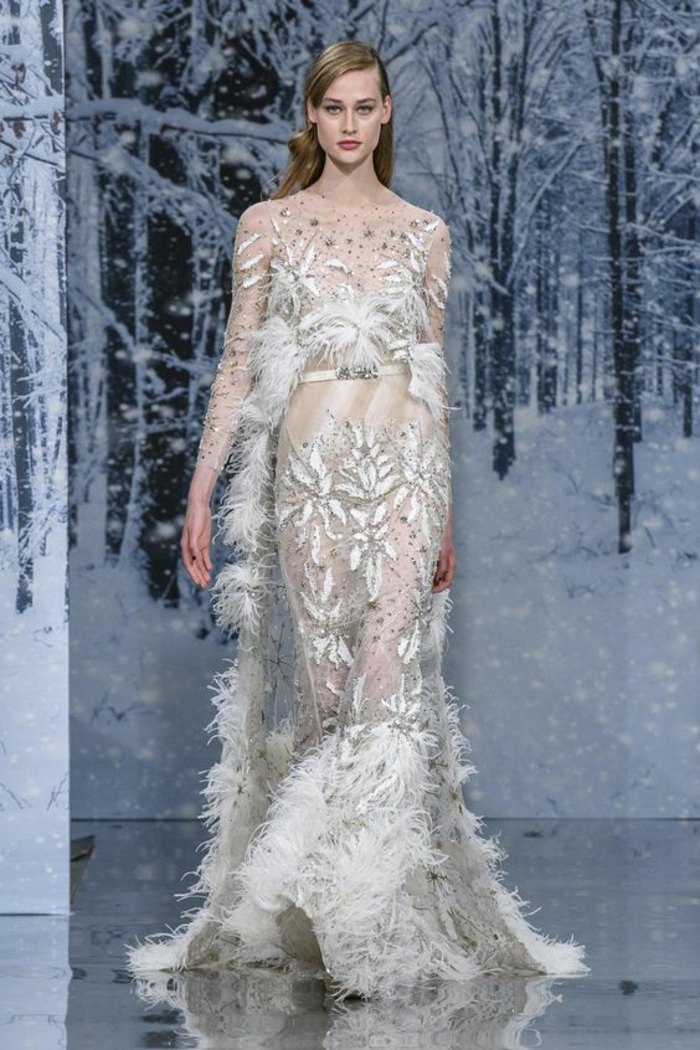 tenue de mariage en blanc hiver 2018 avec des plumes blanches et des cristaux Swarowski