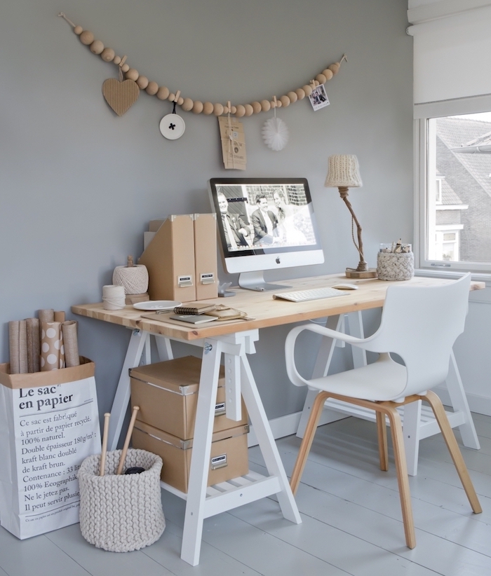 amenagement bureau, espace de travail aux murs gris et plancher en bois, lampe de bureau en matériaux naturels
