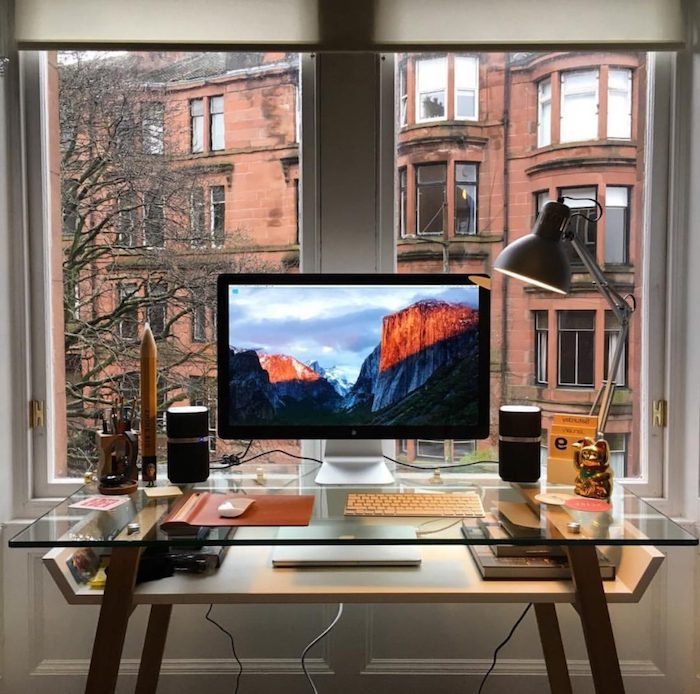 meuble bureau, comment aménager l'espace de travail à domicile, bureau en bois peint blanc et verre