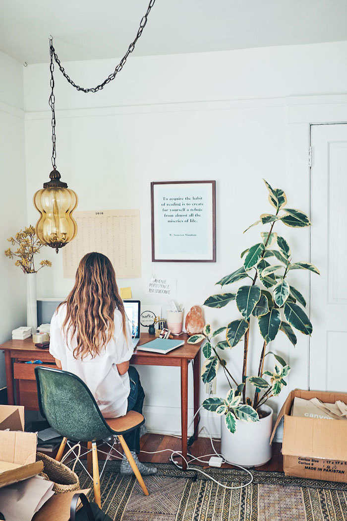 comment décorer son bureau, office à domicile à style bohème, lampe suspendue en verre modèle exotique