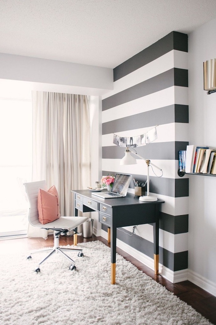 meuble bureau, office à domicile au plafond blanc et murs en blanc et noir, étagères murales en bois peintes en noir