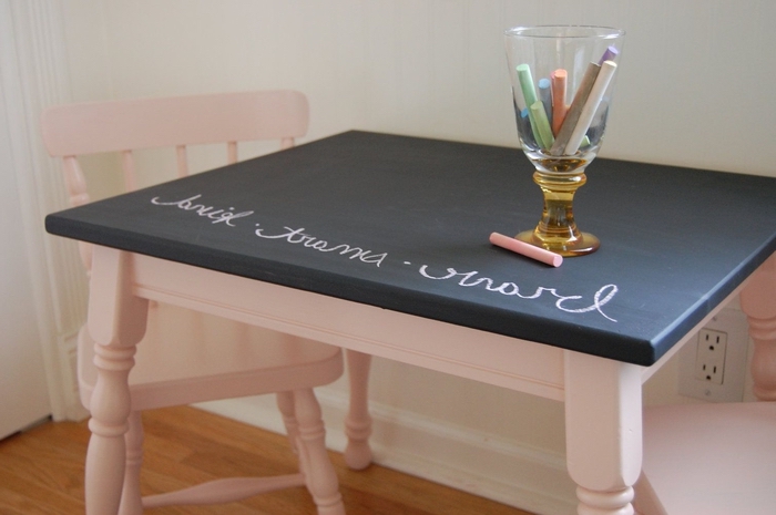 une table d'enfant customisée avec de la peinture ardoise