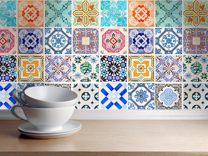 stickers carrelage portugais, mosaique patchwork d adhésifs à motifs floraux et géométriques différentes, vaisselle blanche et plan de travail bois clair
