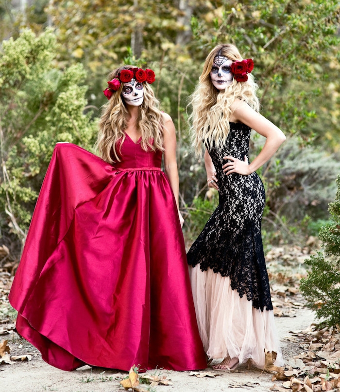 deguisement halloween femme, visage squelette calavera, base blanche, traits noirs, robes élégantes, couleur boreau et noir et blanc, couronnes de roses