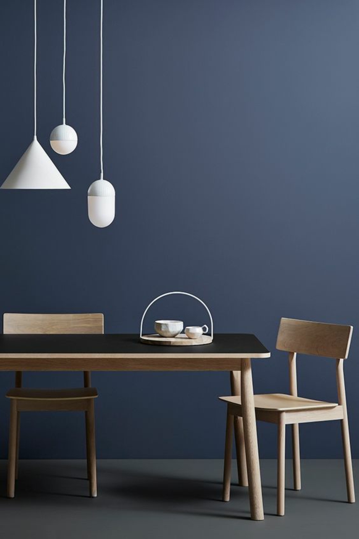 nuance de bleu couleur bleu gris dans une salle à manger avec des luminaires pendants blancs et avec une grande table rectangulaire 