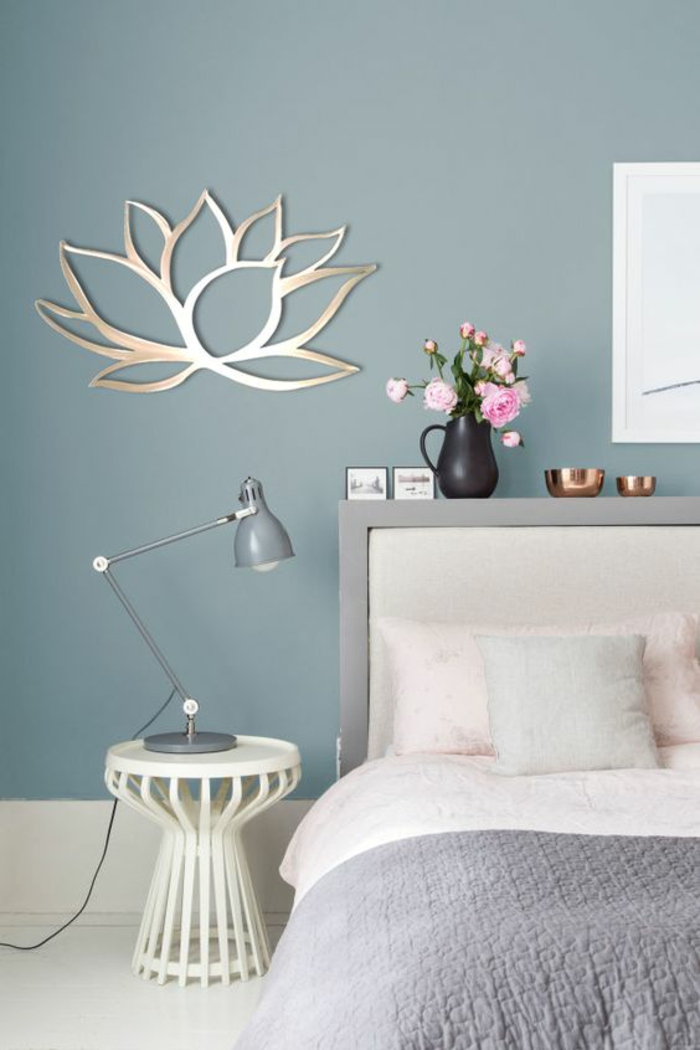 nuance de bleu sur le mur au dessus du lit dans la chambre d'adulte réalisée en bleu gris et en blanc