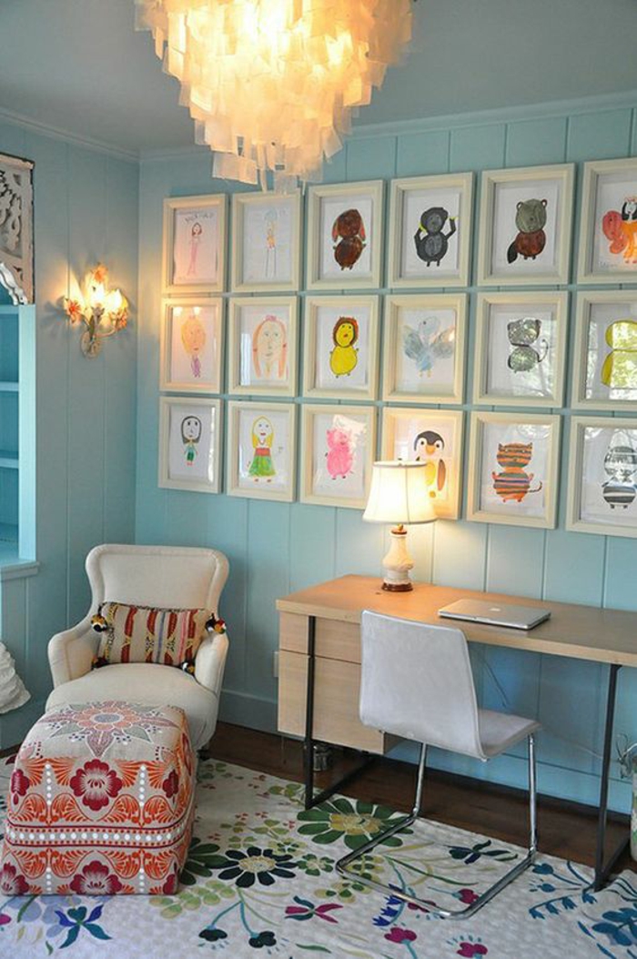 deco chambre bebe garcon avec des murs en bleu canard décorés avec beaucoup de mini tableaux et grand luminaire 