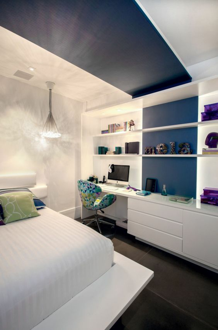 décoration chambre adulte en blanc bleu canard, bleu pétrole et des objets déco en violet, avec des coussins réséda sur le lit