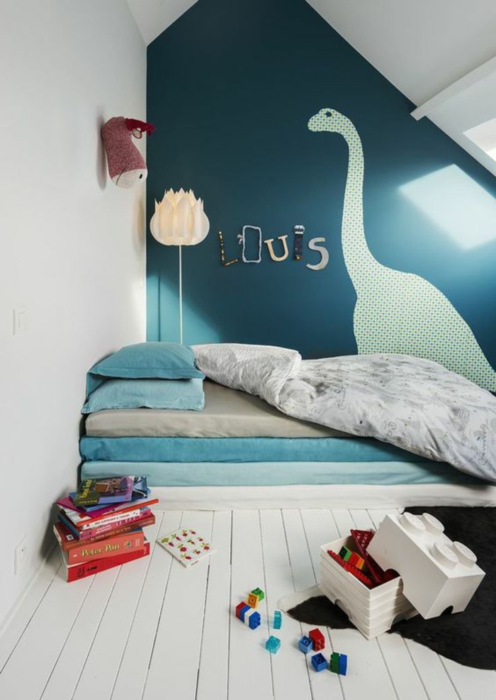 décoration chambre bébé garçon avec dinosaure au mur et nom de l'enfant