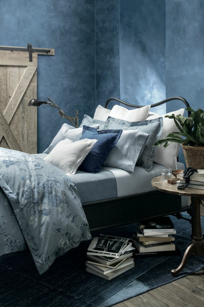 bleu canard chambre murs dans des nuances du bleu avec linge de lit nuancé bleu et gris 