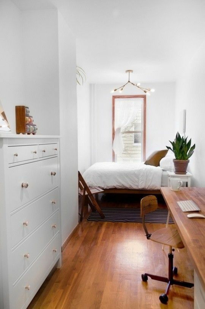 deco petite chambre adulte en blanc et marron, avec grand meuble blanc avec plusieurs tiroirs aux poignets métalliques couleur or