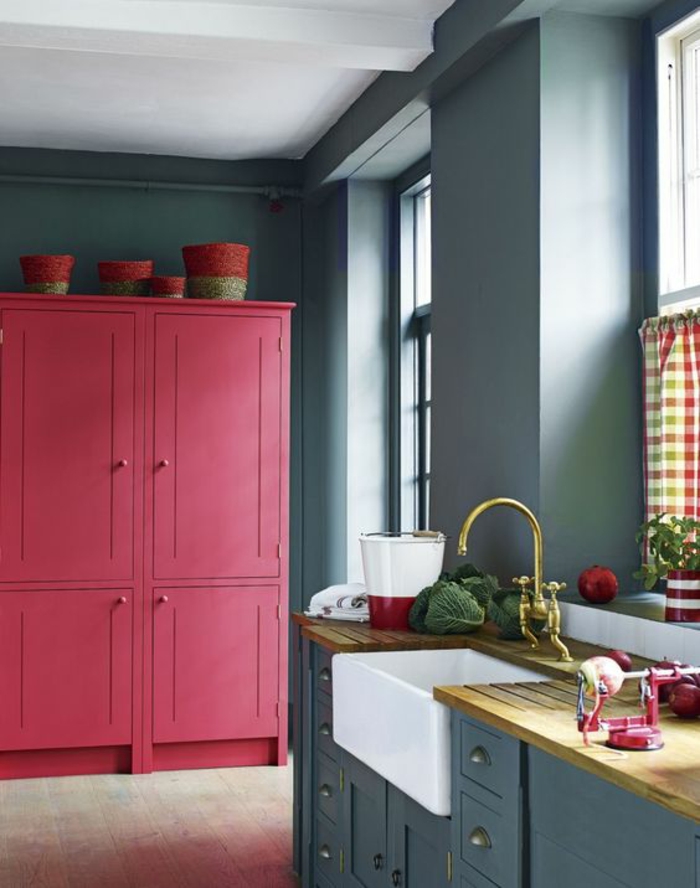 peinture pour meuble de cuisine grise peinture gris perle sur tous les murs et grande armoire en rose flamboyant 