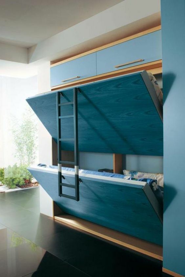 idée déco chambre bébé mixte deux lits pliants en bleu canard murs et plafond en blanc