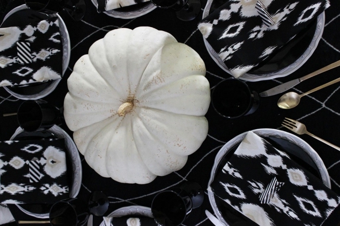 idee deco halloween, comment arranger la table de Halloween en couleurs blanc et noir, nappe noire avec serviette blanc et noir