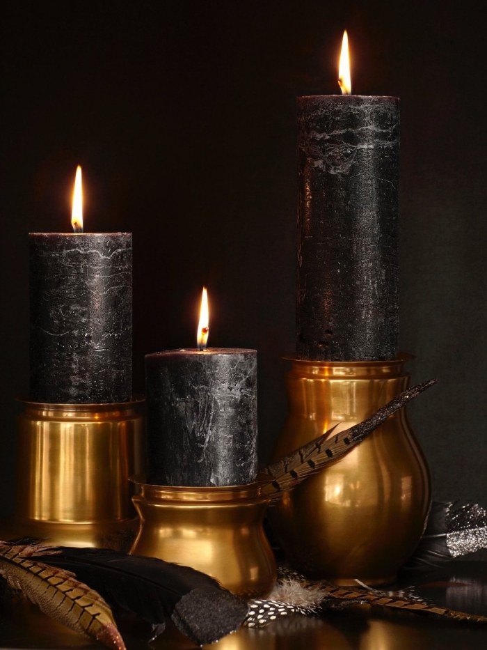 objet deco, idée pour la déco intérieur Halloween en or et noir, bougies à design marbre noir avec plumes dorées