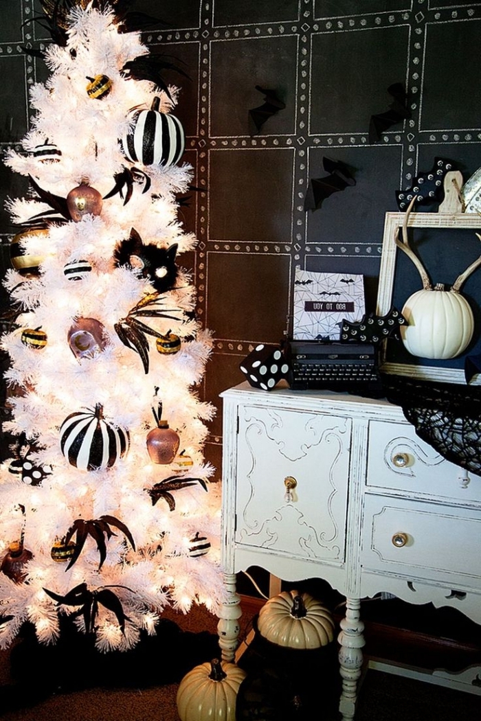 deco halloween, chambre aux murs noirs et meubles blancs avec sapin Halloween blanc et objets décoratifs en blanc et noir
