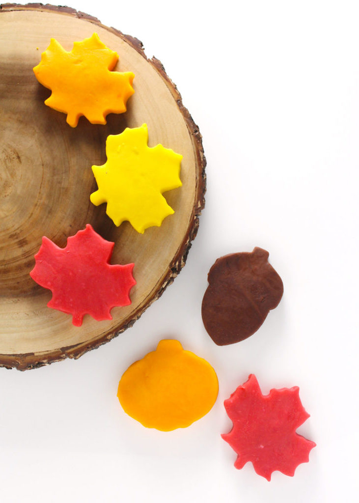 une activité manuelle automne avec de la pâte à modeler faite maison qui stimule la créativité des enfants