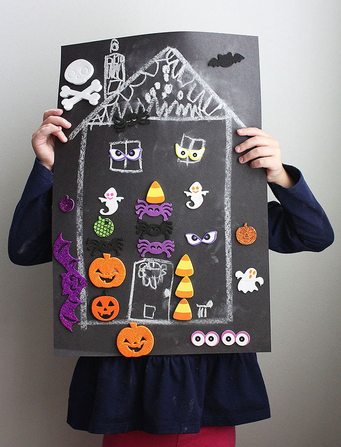 idée bricolage d halloween facile pour créer une maison hantée en papier cartonné et stickers autocollants en mousse 