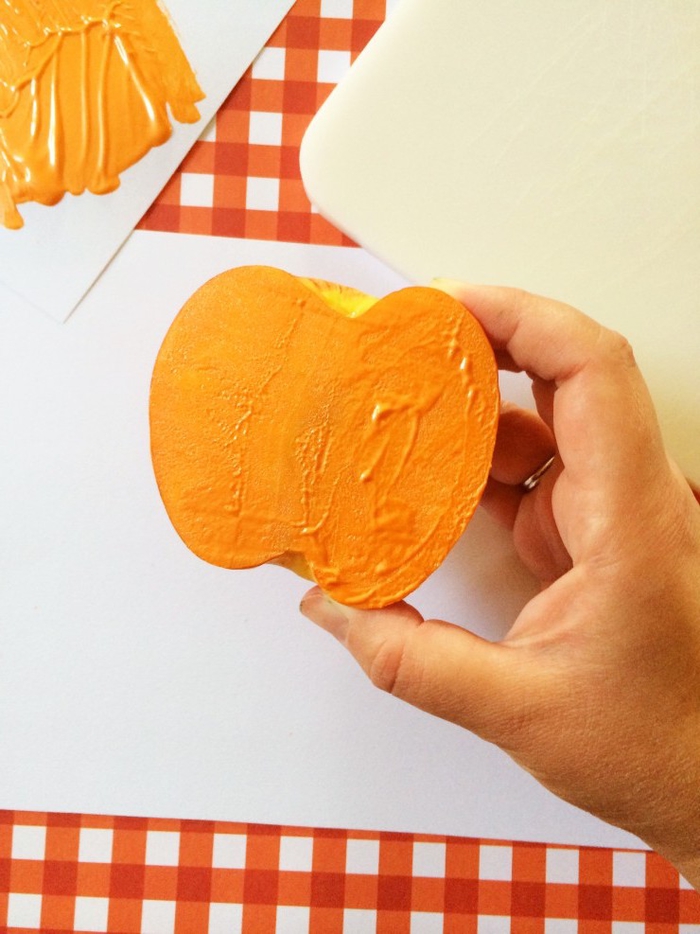apprenez les enfants comment créer des dessins d'halloween faciles et rapides avec des tampons en fruits diy, idée bricolage originale pour les plus petits