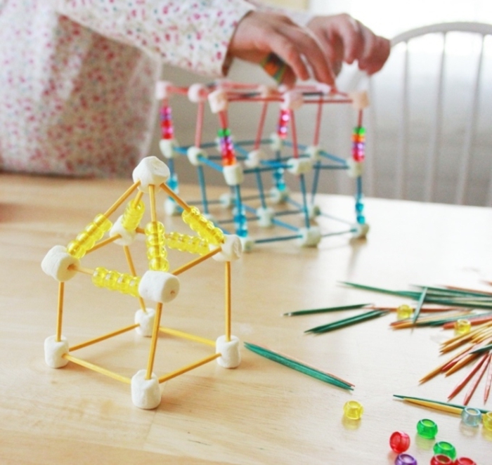 une activité manuelle 3 ans qui stimule la motricité fine des enfants, faire des sculpture en cure-dents et marshmallow 