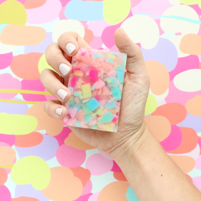 fabriquer du savon de fantaisie à confettis colorés à offrir comme cadeau personnalisé