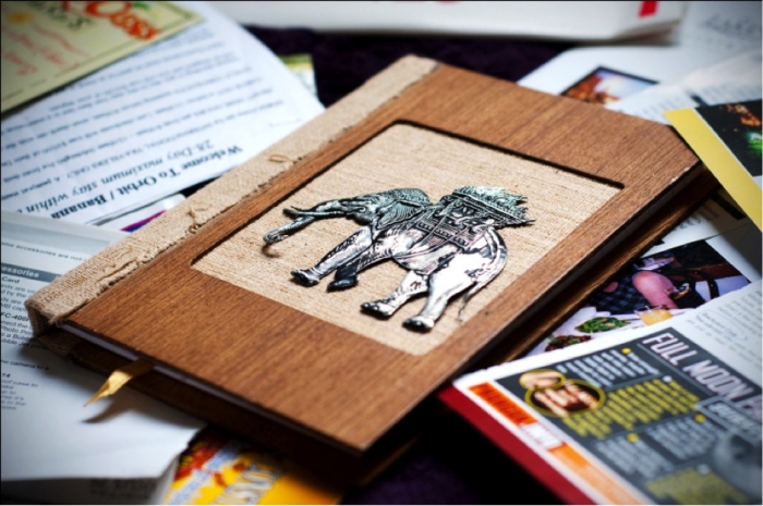 activité manuelle maternelle, faire un carnet personnalisé à la couverture en bois avec photo d'éléphant