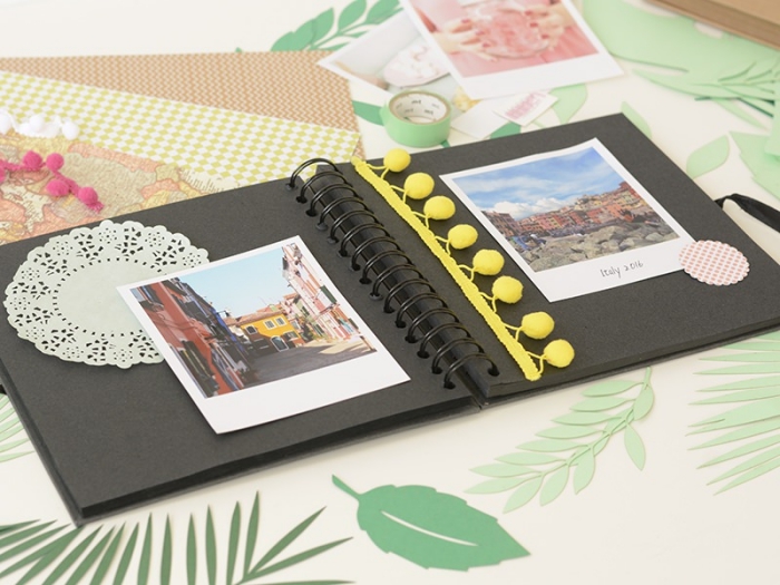 livre photo personnalisé, carnet de voyage aux pages noires avec décoration en dentelle et pompons jaunes