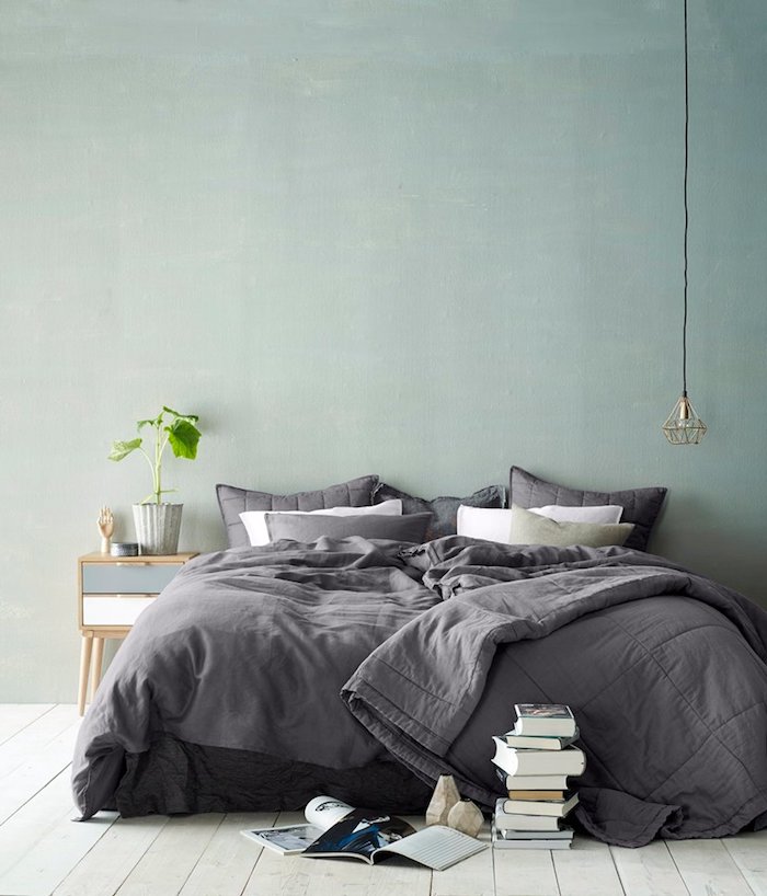 amenagement chambre bleu celadon avec des teintes de jaune, vert et gris, linge de lit gris, parquet clair, table de nuit scandinave, suspension originale