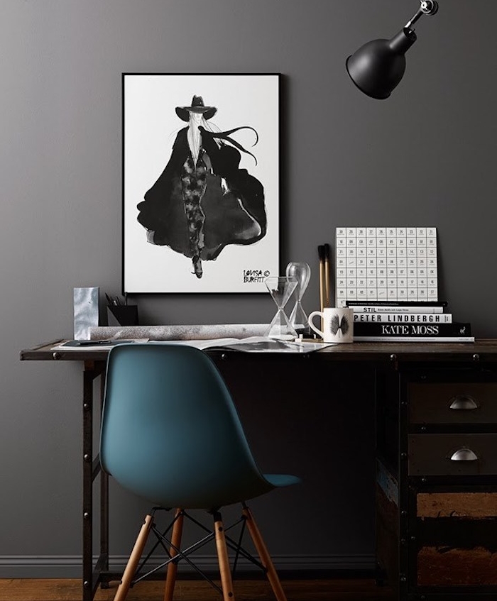 amenagement coin bureau avec mur gris, bureau en gris, noir et bois, chaise couleur bleu canard, nuance pétrole, deco mur de dessin noir et blanc artistique