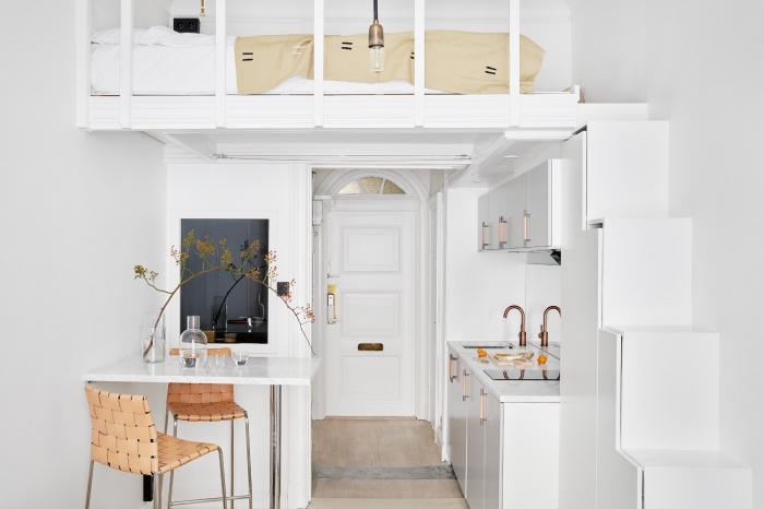 inspiration scandinave, décoration petite cuisine en blanche avec finitions cuivrées, petit ilot blanc avec chaise beige