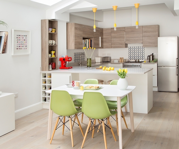 aménager une petite cuisine blanche et bois pour le placards en haut, ilot central blanc, table blanche et chaises vertes, parquet cllair