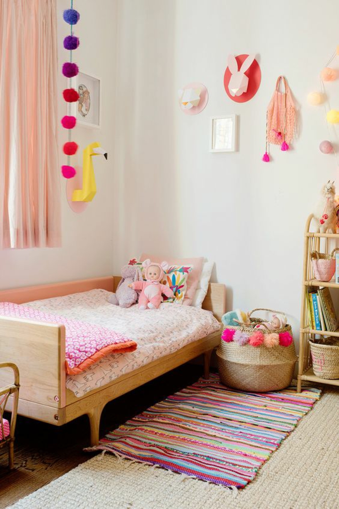 décoration chambre adulte amenagement petite chambre en coloris vives, avec des grands pompons autour de la fenêtre et au dessus du meuble de rangement 