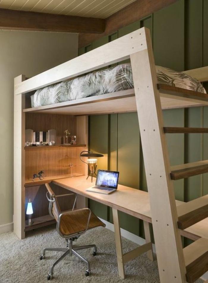 deco petite chambre adulte en bois clair avec lit au deuxième niveau et des escaliers pour y monter, matelas du lit aux motifs floraux, moquette en beige clair