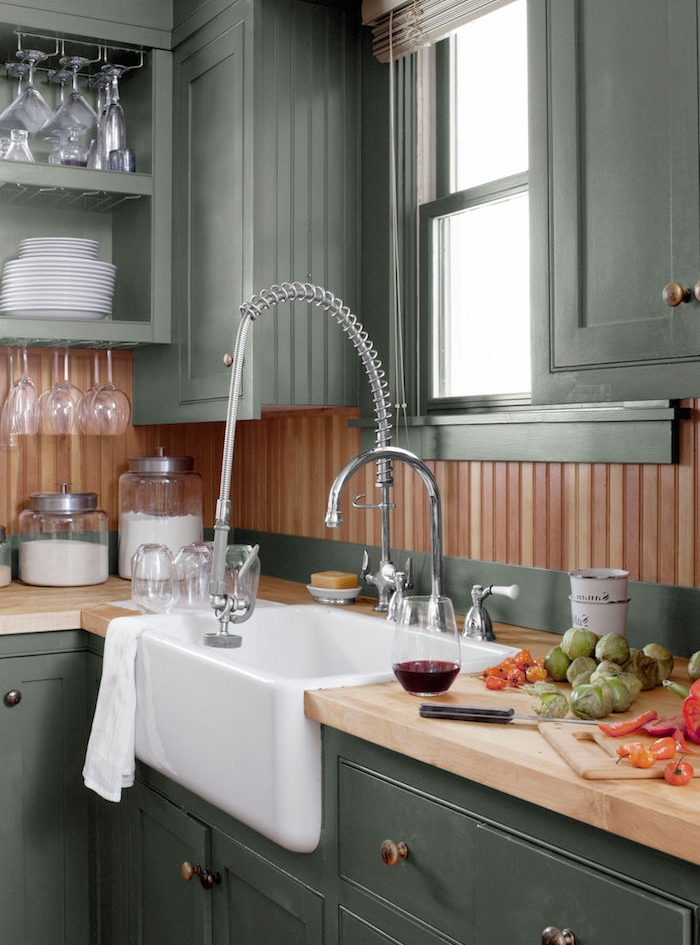 amenager une petite cuisine vert de gris avec plan de travail et credence bois, evier à l ancienne blanc, vaisselle blanche sur etageres ouvertes