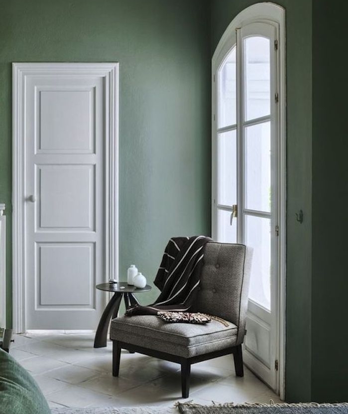 amenagement salon vert pastel avec des teintes de gris et de vert, nuance céladon, chaise gris, carrelage blanc